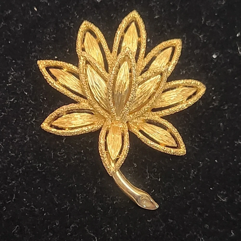 Vintage Avon Gold Tone Lotus Flower Brooch Textured Water Lily Pin 2 Inch